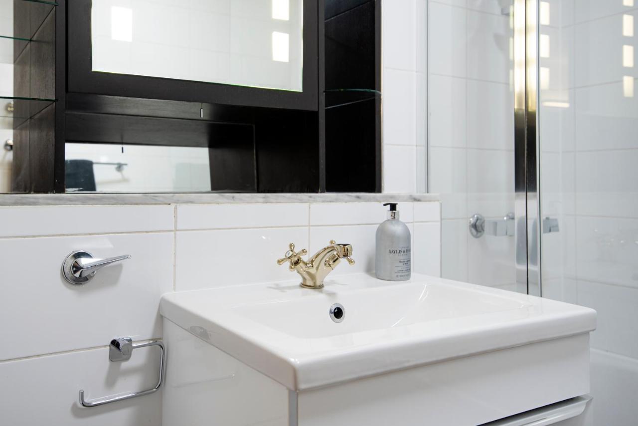 Large And Central 2 Bed Londra Exterior foto